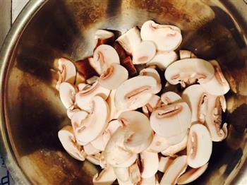 蘑菇猪血汤的做法步骤3