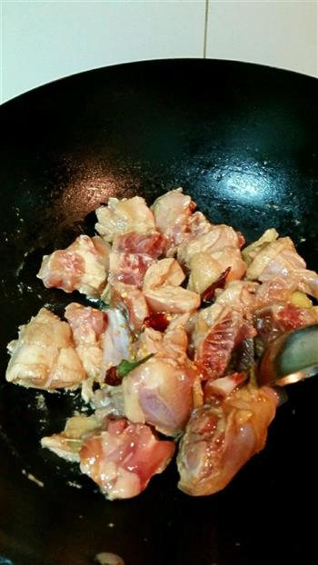 砂锅栗子鸡的做法步骤4