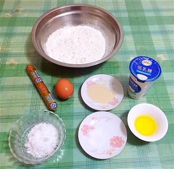 酸奶火腿花式面包的做法步骤1