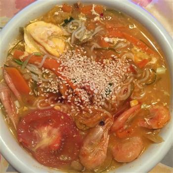 超级简单海鲜蔬菜热汤面的做法步骤2
