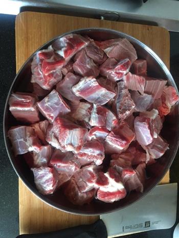 红烧牛肉菠菜汁莜面鱼鱼的做法图解2