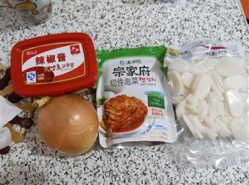 韩式辣白菜炒年糕的做法图解1