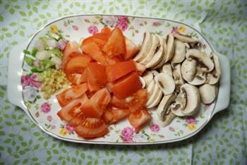 西红柿虾仁豆腐汤的做法步骤2