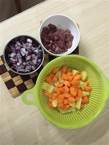 椰香咖喱牛肉饭的做法步骤1