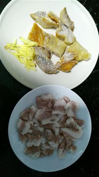 咸鱼蒸猪肉的做法步骤1