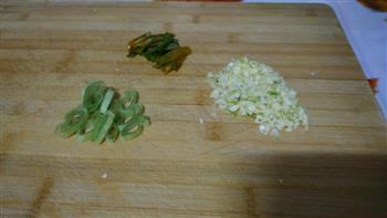 蒜香荷兰豆的做法步骤2