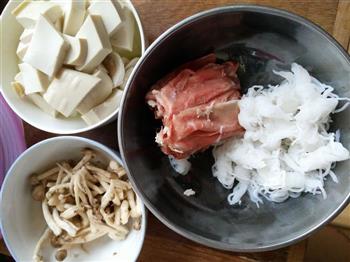 冬日暖身汤菜-辣白菜锅的做法步骤1