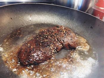 关于如何做鹿肉这件事-红酒煎鹿肉佐黑醋栗酱的做法步骤2