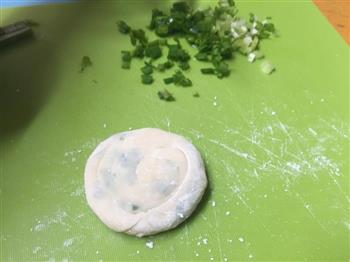 饺子皮葱油饼的做法图解4