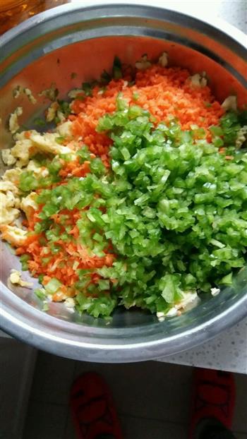 香菇胡萝卜青椒鸡蛋素水饺的做法步骤2