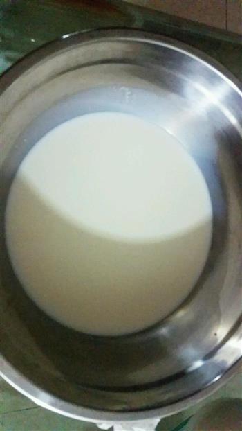 绣球牛奶馒头的做法图解1