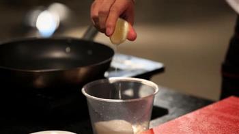 香煎银鳕鱼配芦笋的做法步骤3