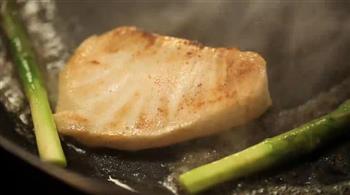 香煎银鳕鱼配芦笋的做法步骤8