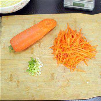 胡萝卜炒土豆丝的做法图解2