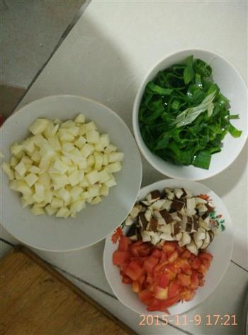 西红柿土豆香菇蛋炒饭的做法步骤1