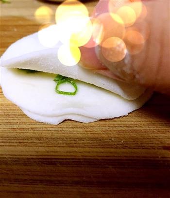 懒人福音-饺子皮版葱油饼的做法步骤4