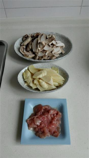 白蘑冬笋炒肉丝的做法步骤1