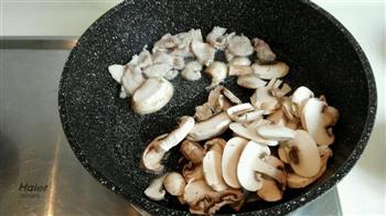 白蘑冬笋炒肉丝的做法步骤3