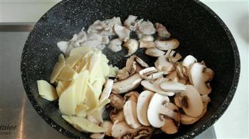 白蘑冬笋炒肉丝的做法步骤4