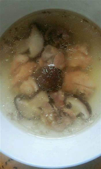 香菇鸡汤的做法步骤3