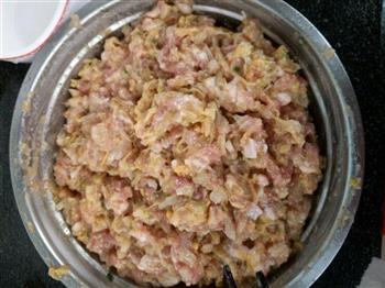 酸菜猪肉包子的做法步骤3