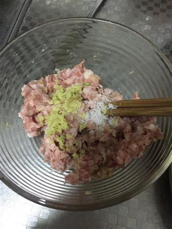 健康蒸菜—千张杏鲍菇肉卷的做法步骤1