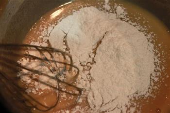 焦糖豆浆戚风蛋糕水果裸蛋糕的做法步骤6