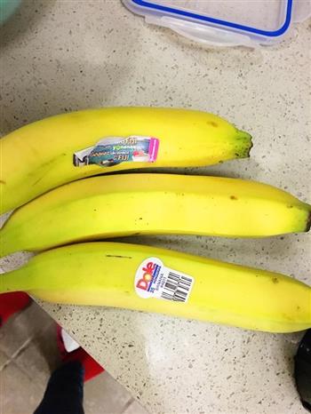 香蕉奇异果奶昔的做法图解2