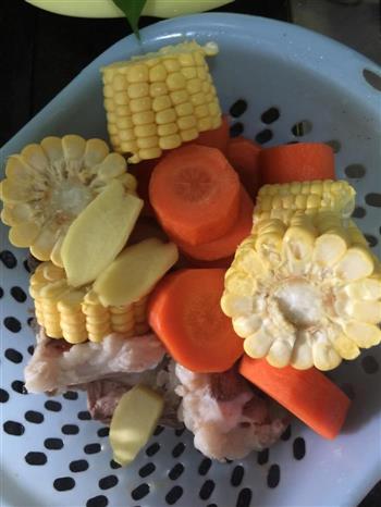 胡萝卜玉米大骨汤的做法步骤1