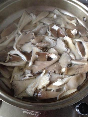 香酥椒盐蘑菇 美味赛炸肉的做法步骤2
