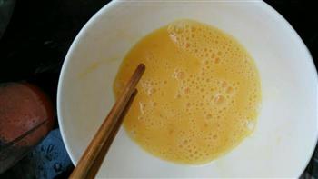 胡萝卜汁蒸蛋羹的做法步骤2