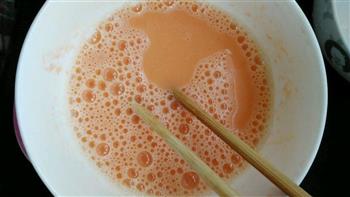胡萝卜汁蒸蛋羹的做法步骤3