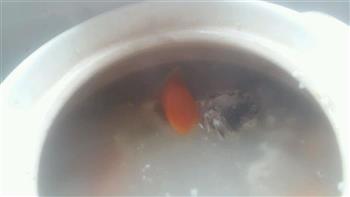 排骨炖山药、胡萝卜汤的做法步骤3