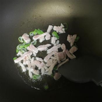 酸菜炒肉的做法步骤2