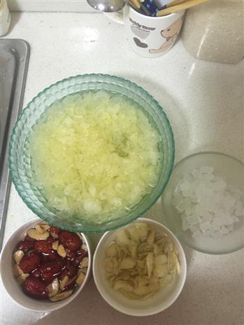 电饭煲红枣百合银耳汤的做法步骤1