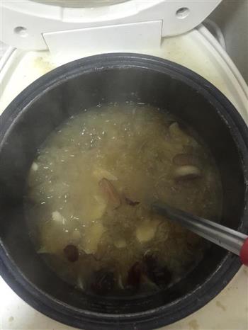 电饭煲红枣百合银耳汤的做法图解4