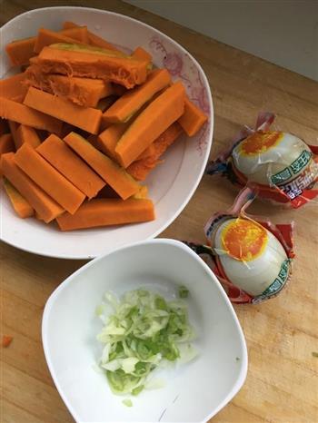 蛋黄焗南瓜的做法步骤1