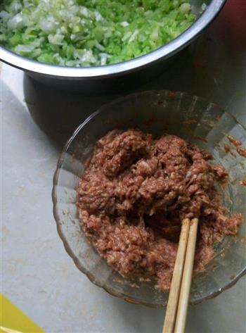 芹菜猪肉水饺的做法步骤2