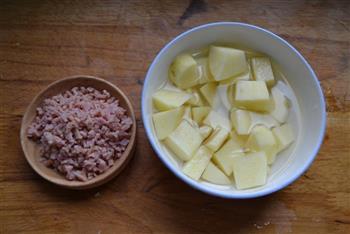 葱蒜蛋卷版黑椒火腿土豆泥球的做法步骤2