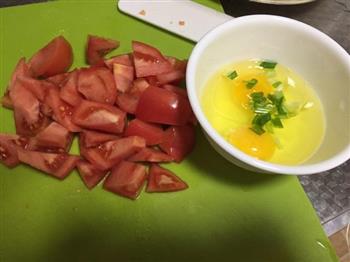 略甜的西红柿炒鸡蛋的做法图解1
