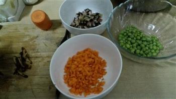 熏肉豌豆糯米饭的做法步骤1