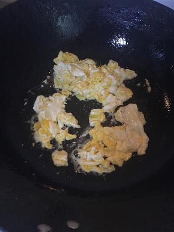 蘑菇炒鸡蛋的做法图解2
