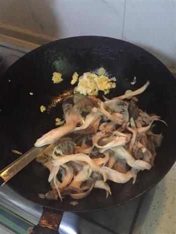 蘑菇炒鸡蛋的做法图解3