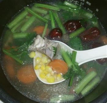 红萝卜玉米排骨汤的做法图解2