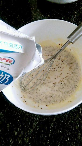 牛奶芝麻蛋卷的做法步骤3