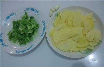 快手家常菜-带焦壳的青椒土豆片的做法步骤1