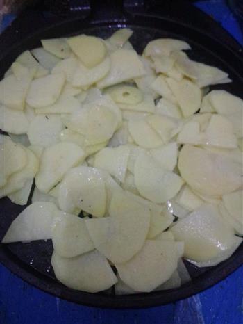 快手家常菜-带焦壳的青椒土豆片的做法步骤2