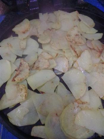 快手家常菜-带焦壳的青椒土豆片的做法步骤3