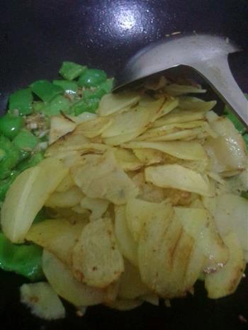 快手家常菜-带焦壳的青椒土豆片的做法步骤7