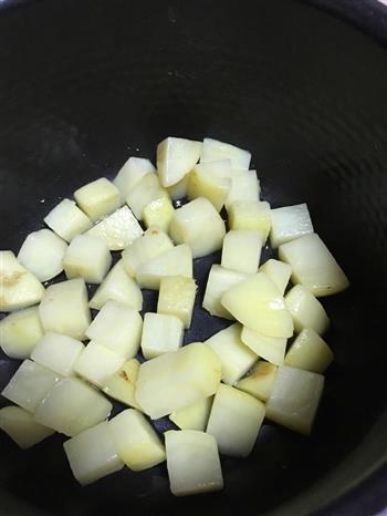 土豆炖肉的做法图解1